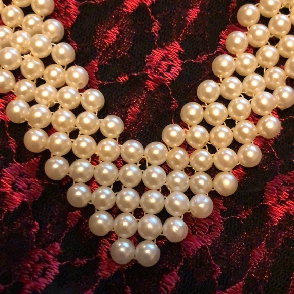 Vintage costume pearl chevron-shaped choker. - Picture 2 of 5
